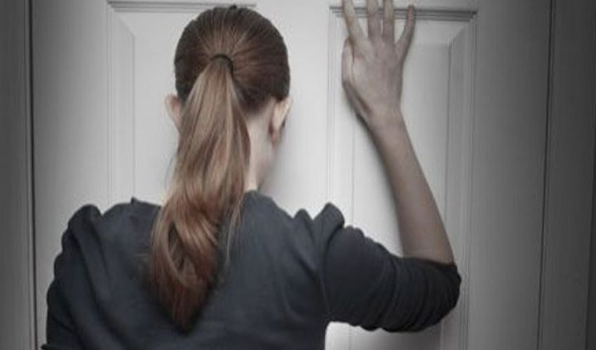Venrayse bewoonster wacht buiten op hulp Venrayse bewoonster wacht buiten op hulp